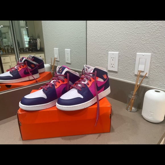 LIKE NEW AIR JORDANS WOMENS SIZE 8.5 - Picture 2 of 5